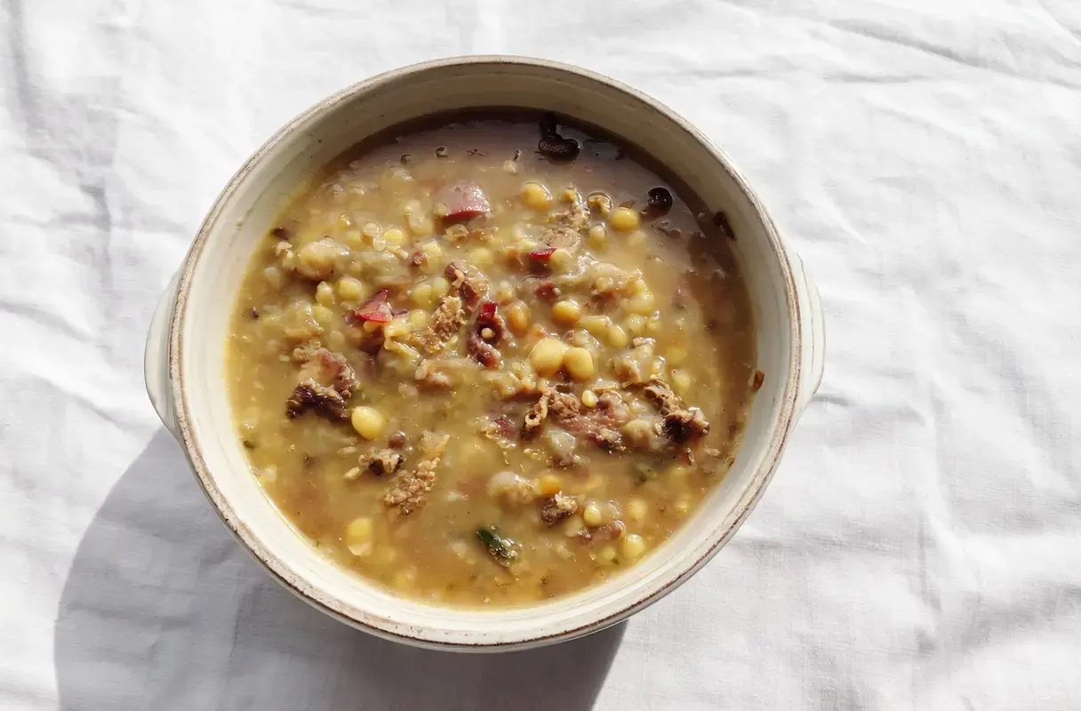 kremowa i aromatyczna groch&oacute;wka w misce