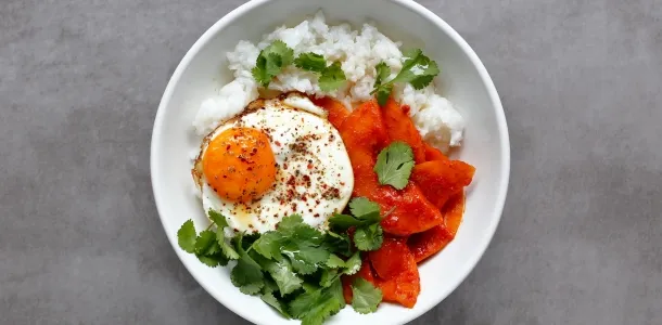 kimchi w słoiku z miską ryżu i jajkiem sadzonym