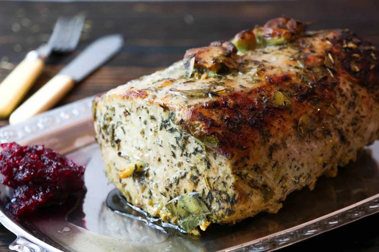 Pieczony schab z ziołami i żurawiną. Idealny na obiad, zastanawiasz się, ile schabu na 10 osób? Ten kawałek wygląda na sycący!