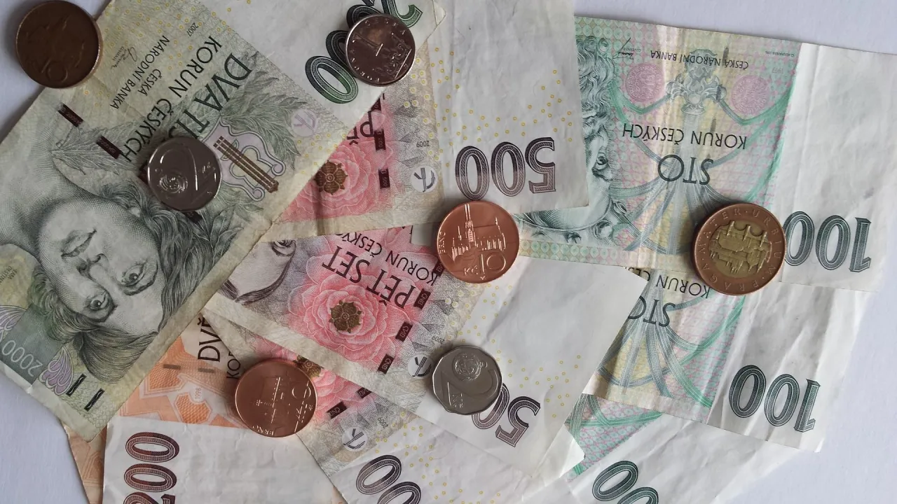 Czeskie korony, czyli jaka waluta jest w Czechach, w postaci banknotów 100, 200, 500, 2000 oraz monet.