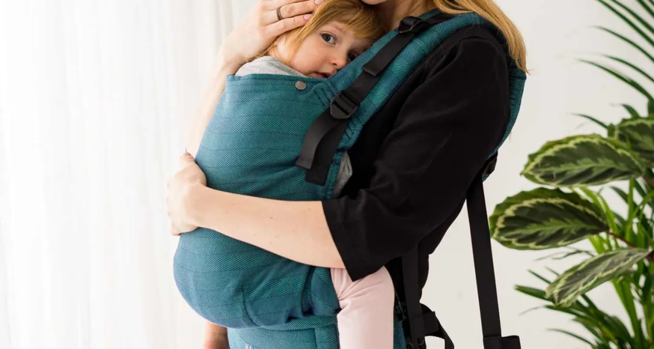 rodzic uspokaja dziecko chusta nosidło