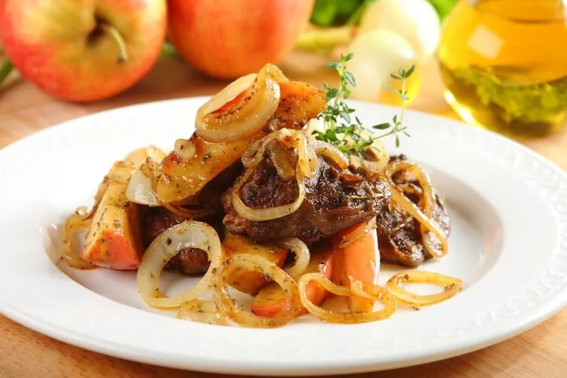 wątróbka drobiowa z jabłkiem i cebulą