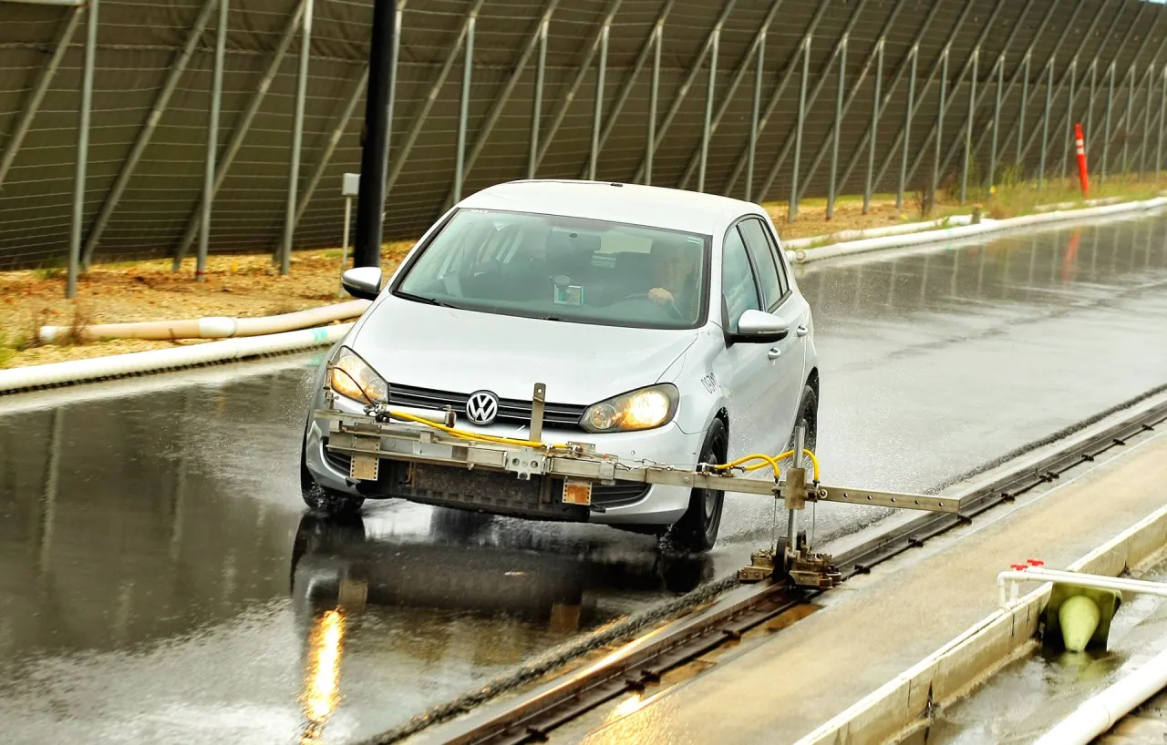 Opona letnia i termometr z temperaturą 7 stopni Celsjusza