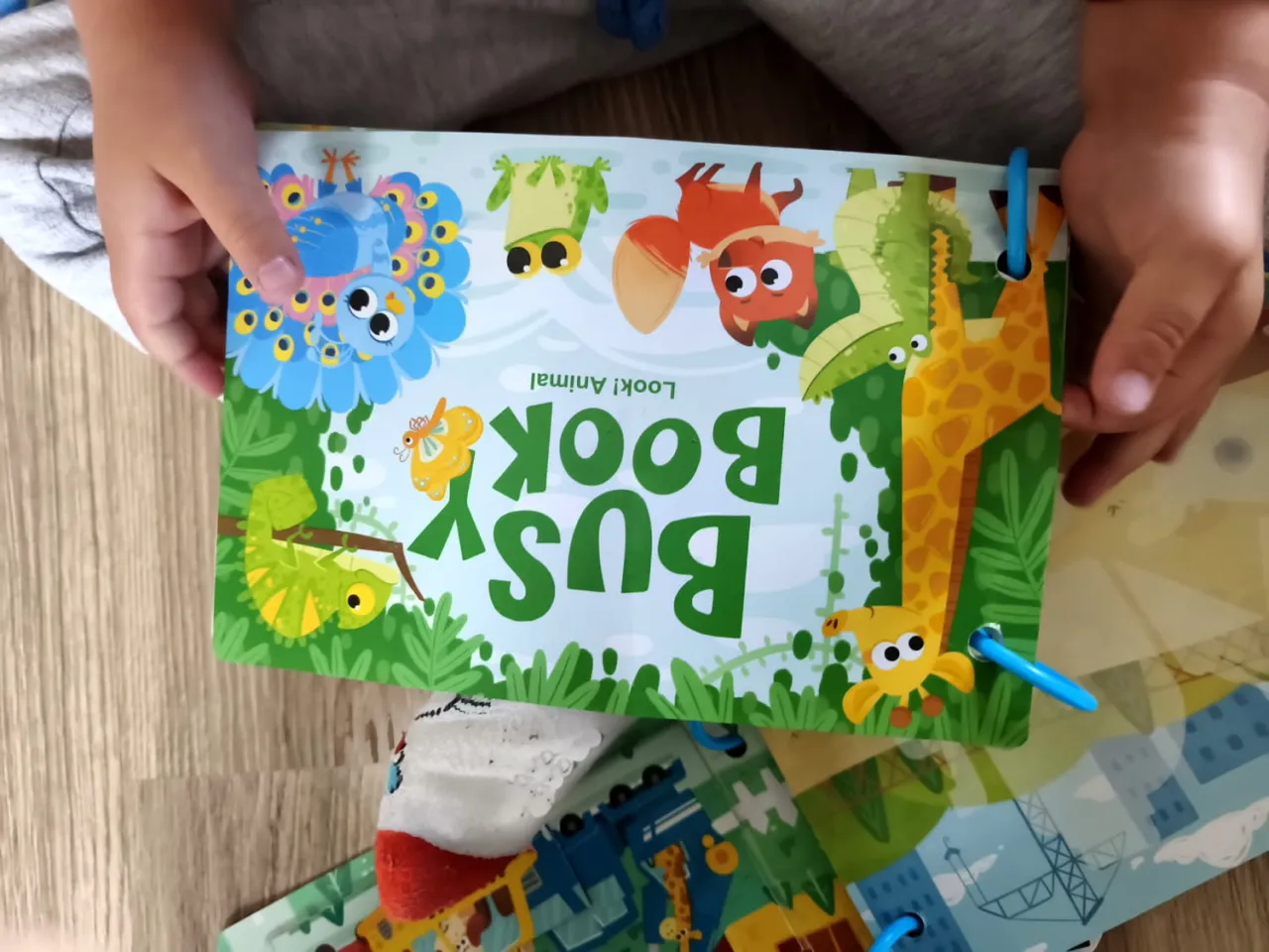 r&oacute;żne książeczki sensoryczne z rzepami dla dzieci w r&oacute;żnym wieku