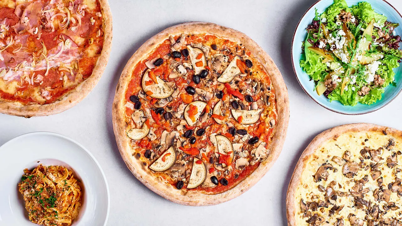 apetyczna pizza lub pasta we włoskiej restauracji