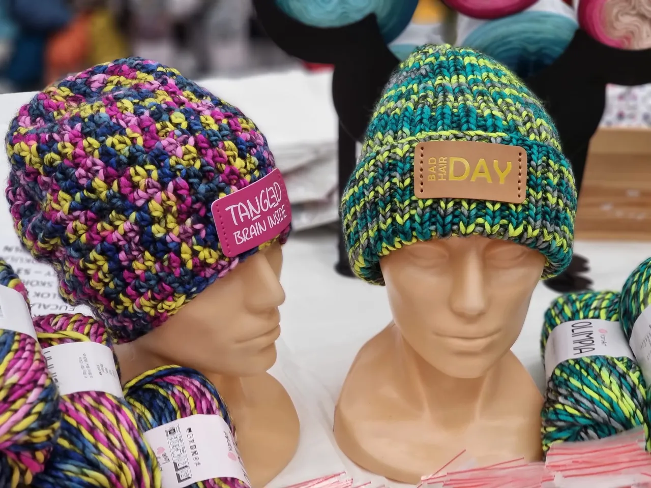 r&oacute;żne materiały czapki zimowej, metka czapki