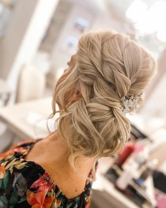 Zdjęcie Mama jaka fryzura dla mamy weselnej - eleganckie i stylowe propozycje