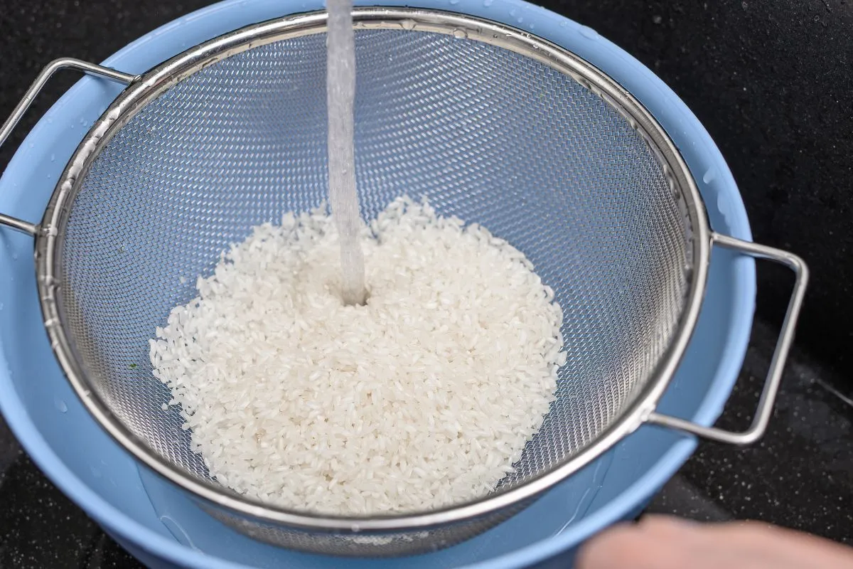 Płukanie ryżu przed gotowaniem
