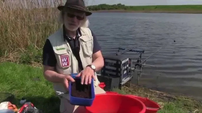 Wędkarz przygotowujący zanętę