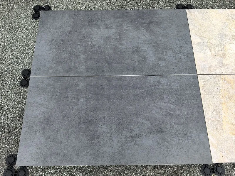 Wyb&oacute;r płytek ceramicznych w sklepie budowlanym