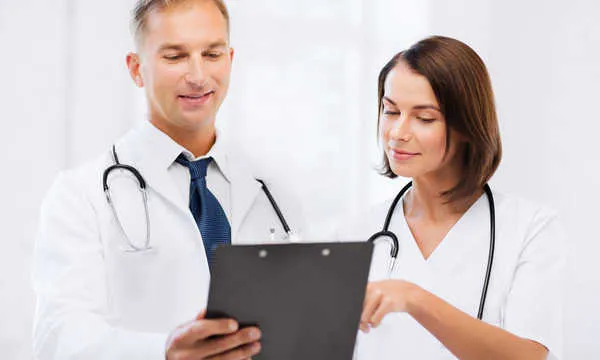 Fizjoterapeuta i lekarz konsultują wyniki badań