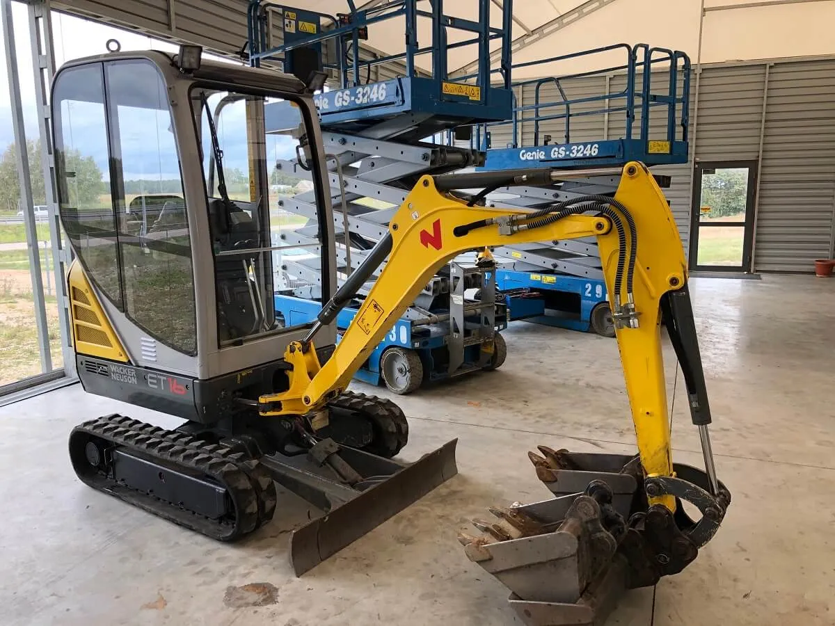 minikoparka na placu budowy, wynajem sprzętu budowlanego