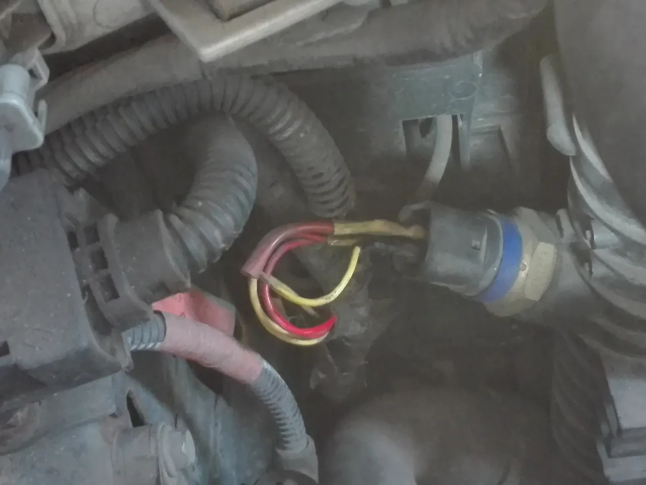 Lokalizacja termowłącznika chłodnicy i czujnika temperatury silnika