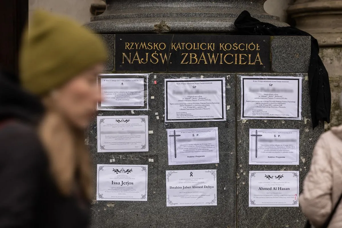 tablica ogłoszeń przy kościele z nekrologami w polsce