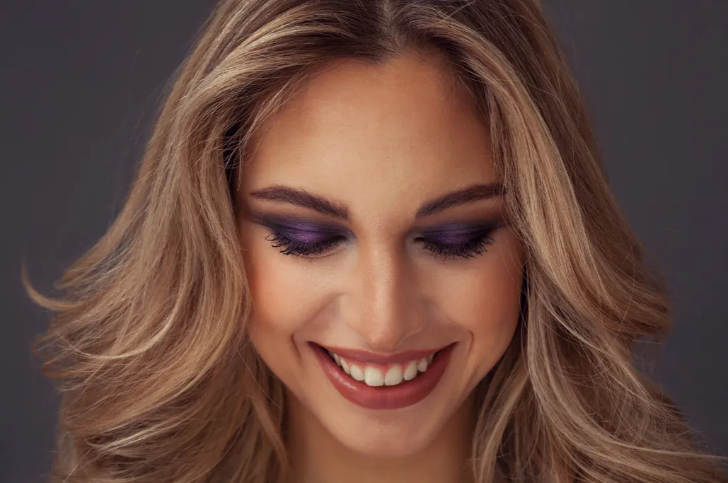 Makijaż oka do fioletowej sukienki inspiracje