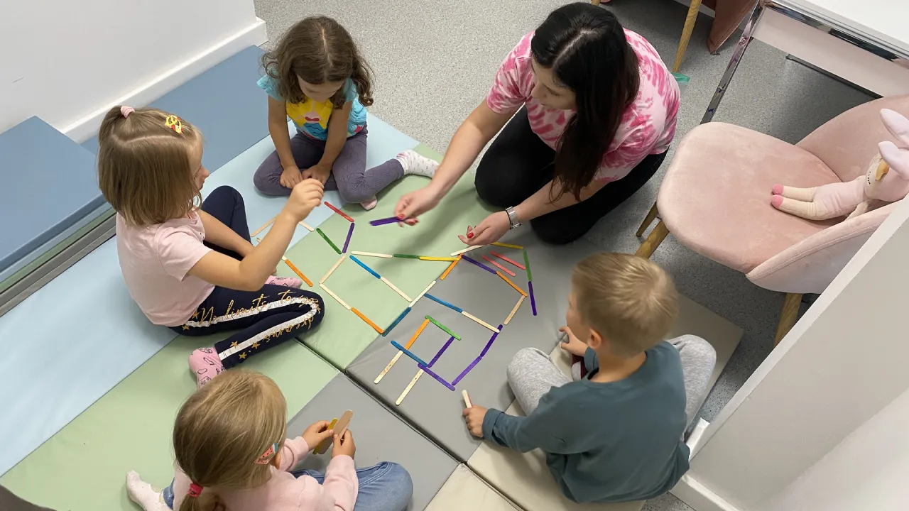 rodzic i dziecko wybierający zajęcia