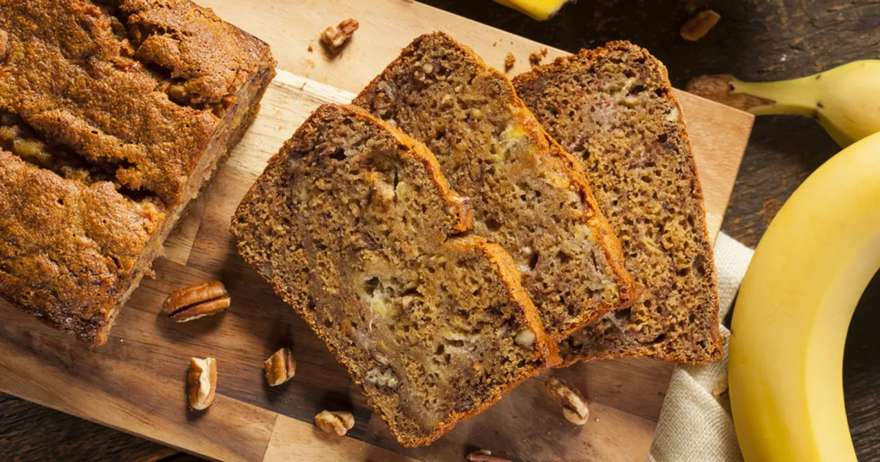 Testowanie chlebka bananowego patyczkiem