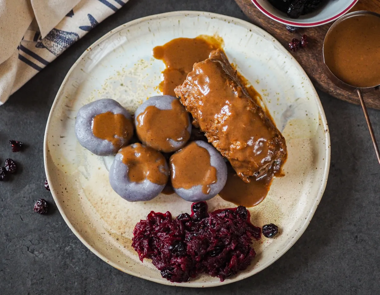 Wegetariańskie kluski śląskie z sosem