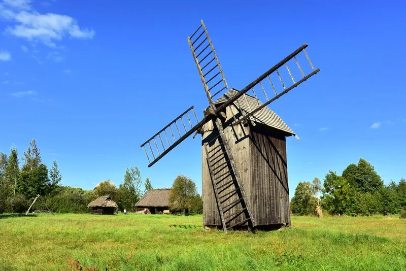 Skansen Białowieża obiekty chaty wiatrak
