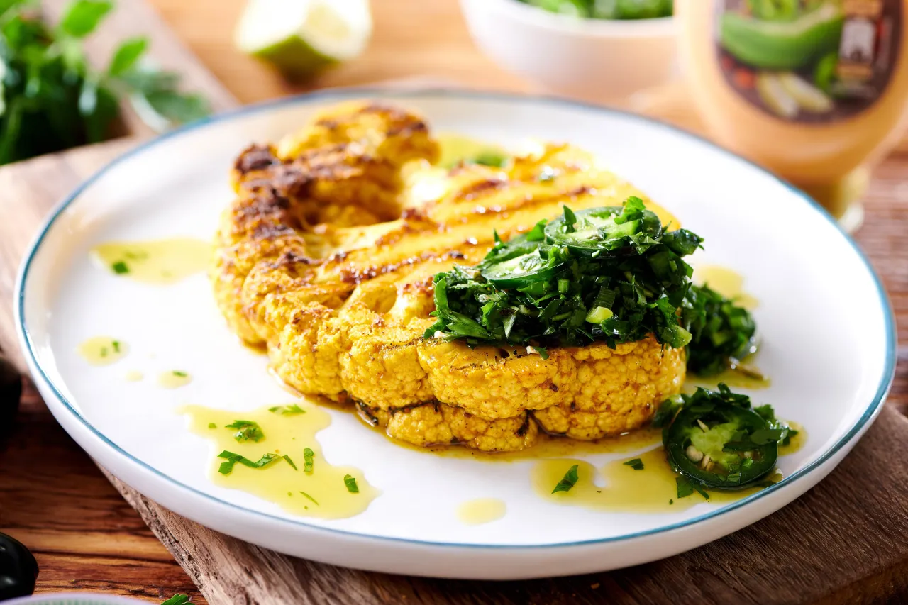 grillowany kalafior z sosami i dodatkami