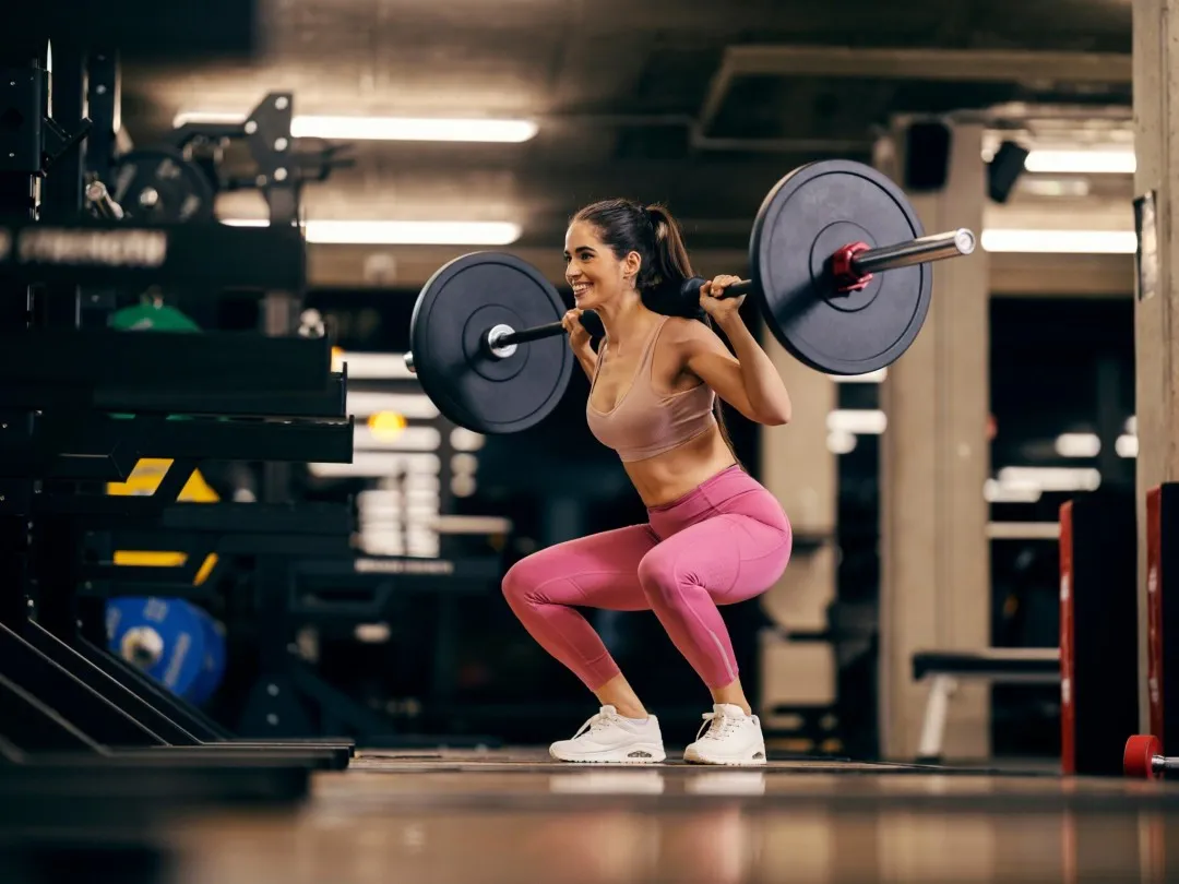 osoba wykonująca przysiad z prawidłową techniką