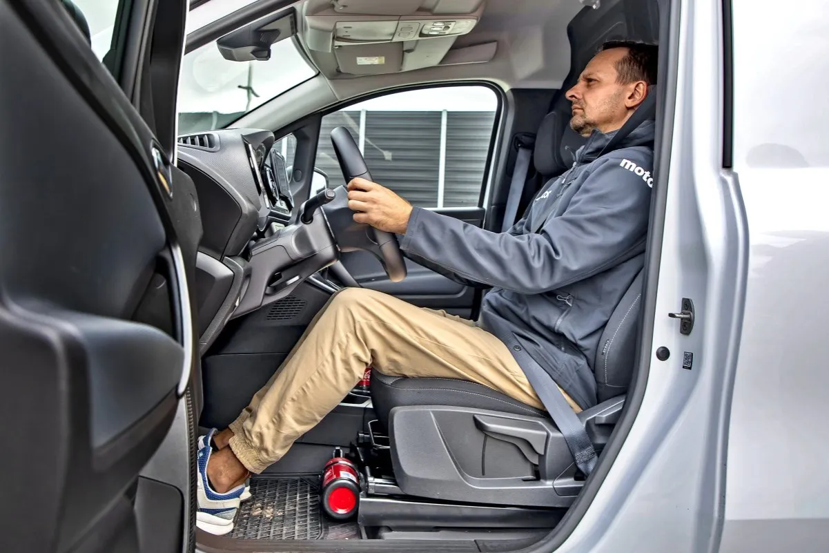 Prawidłowa pozycja za kierownicą i stopa na sprzęgle