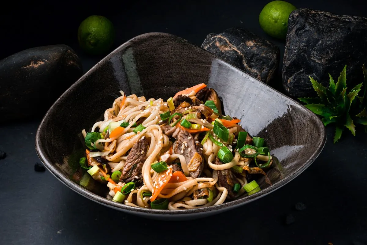 Pyszne danie yakisoba z wołowiną, warzywami i makaronem, idealne do przygotowania w domu.