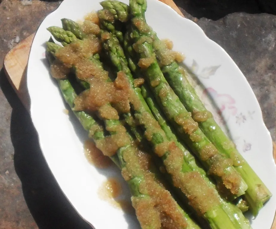 szparagi z bułką tartą i masłem