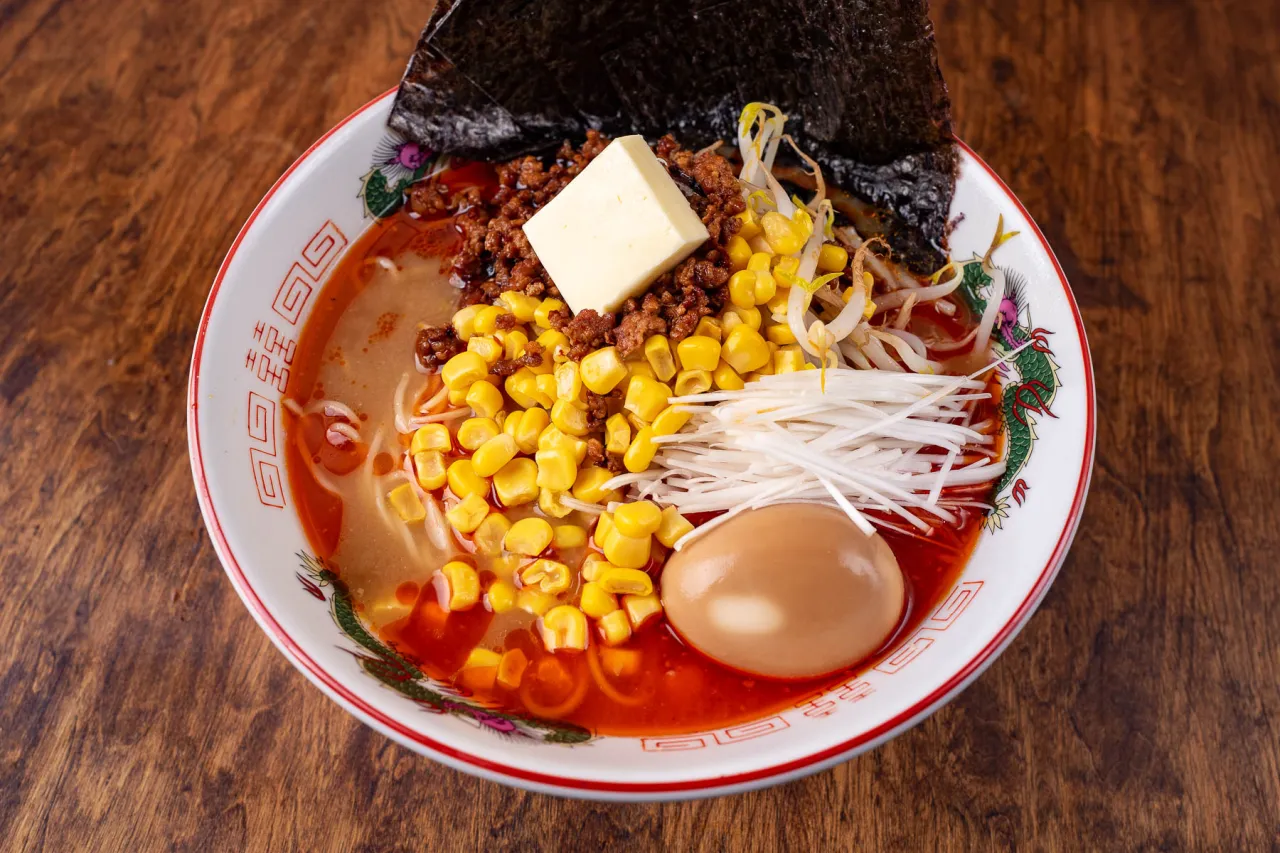 Miseczka aromatycznego ramen co to? Makaron, mielone mięso, kukurydza, kiełki, jajko i nori. Pyszne danie.