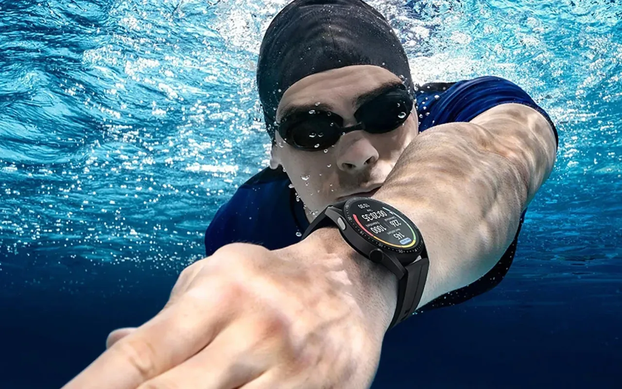 Pływak sprawdza na multisportowym zegarku ile czasu pozostało do końca treningu w basenie.