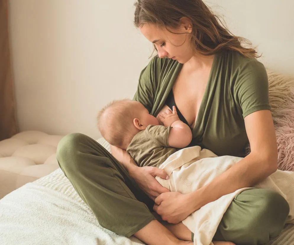 mama karmiąca piersią z dzieckiem