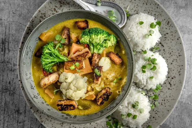 Zdrowa niskokaloryczna zupa jarzynowa