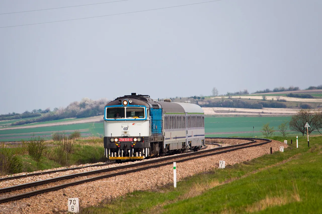 Pociąg TLK stare malowanie niebiesko-kremowe