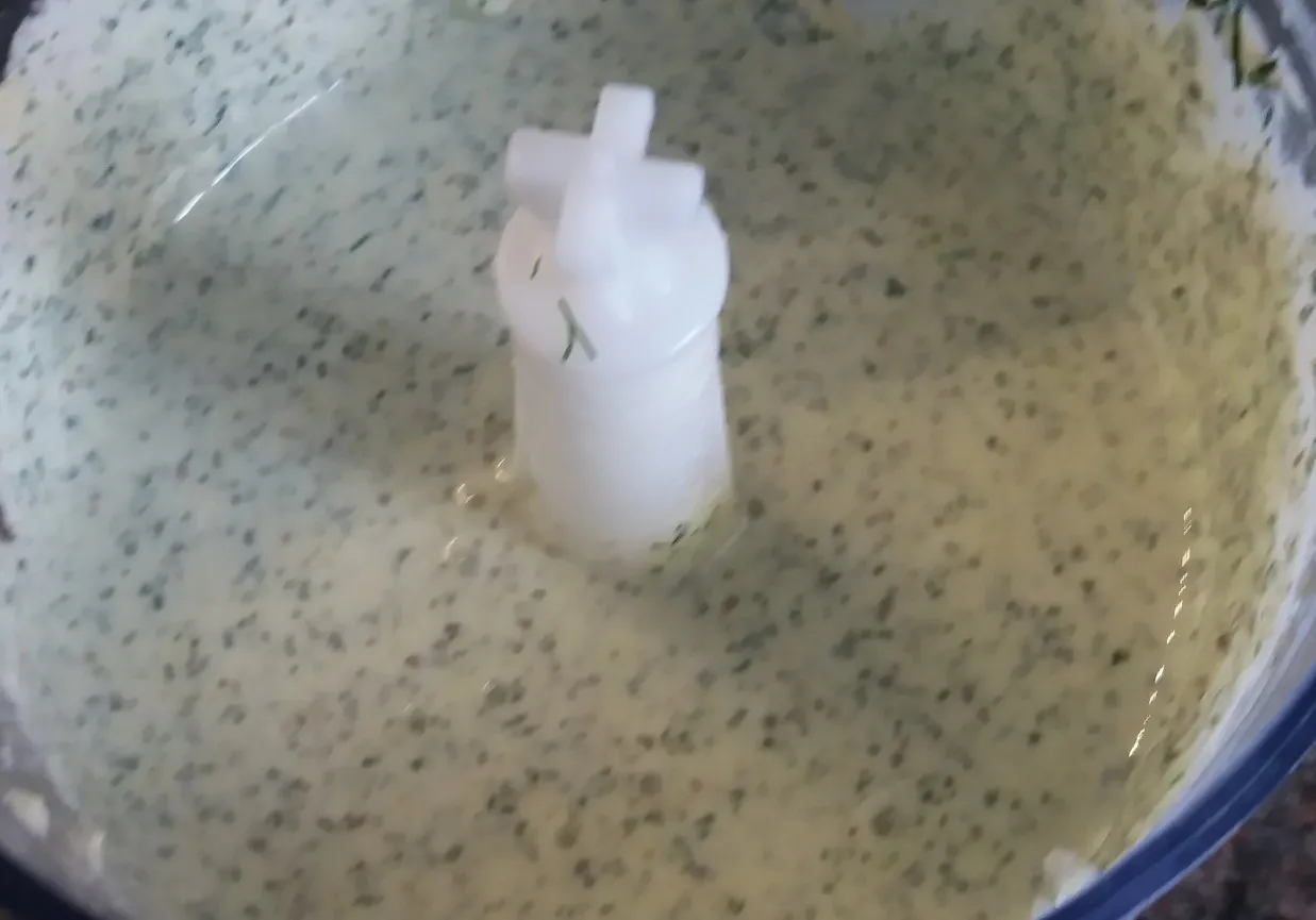 Składniki do ratowania gorzkiego sosu (cytryna, miód, jogurt, zioła)