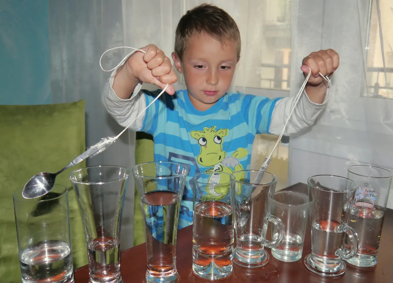 eksperyment muzyka szklanki woda dzieci