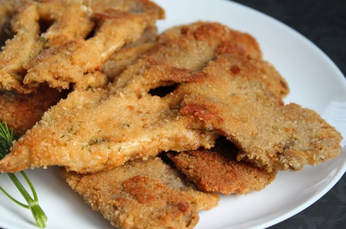 Chrupiące, panierowane boczniaki na talerzu. Idealne pytanie: co zrobić z boczniaka na obiad?