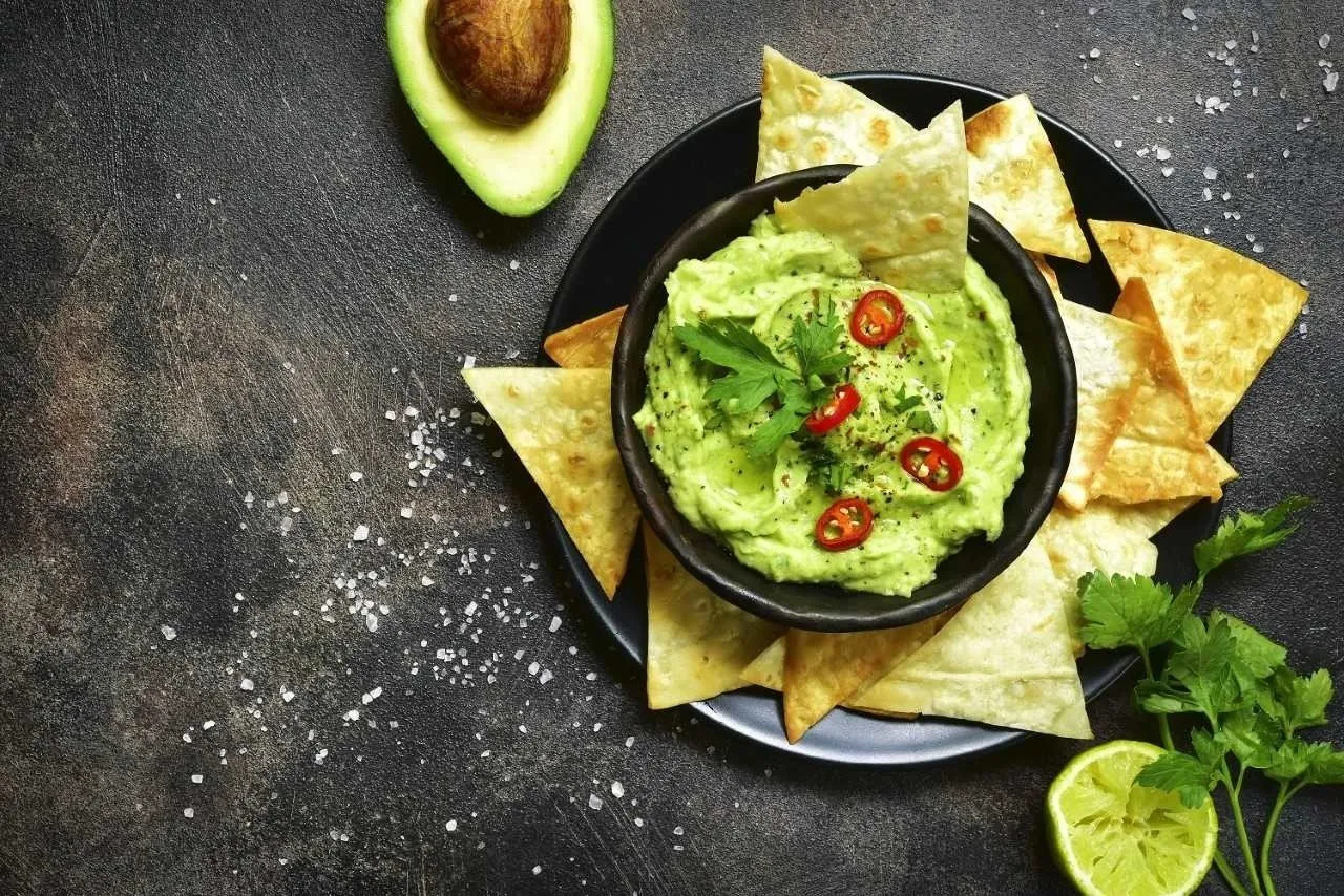 Świeże, domowe guacamole z nachosami