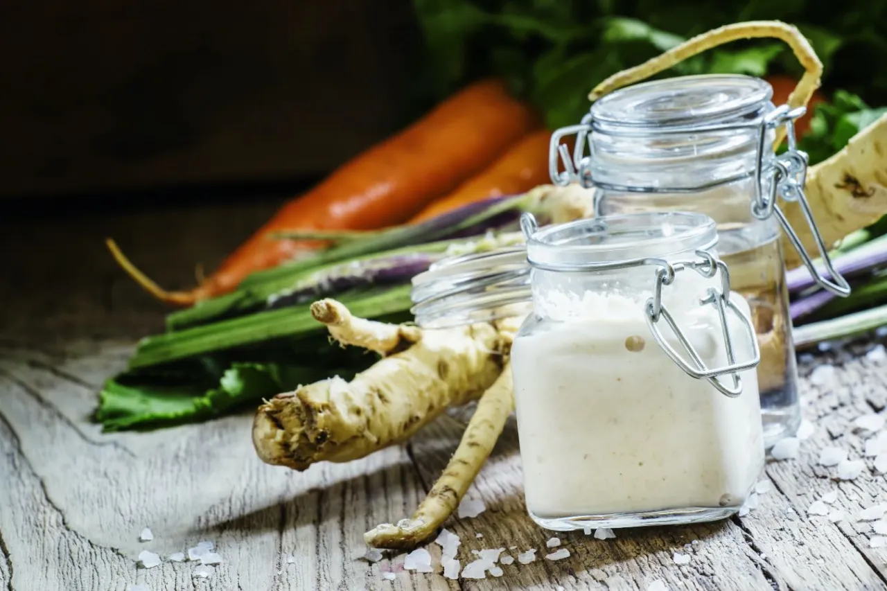 kobieta karmiąca piersią uśmiechnięta przy stole wielkanocnym