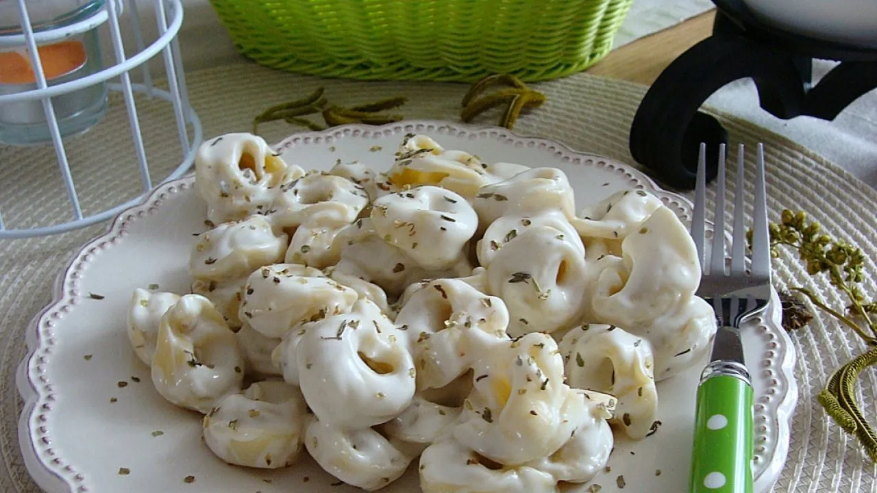 tortellini z sosem serowym gorgonzola i orzechami