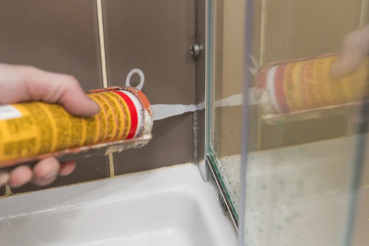 Rodzaje silikon&oacute;w budowlanych sanitarny neutralny kwaśny