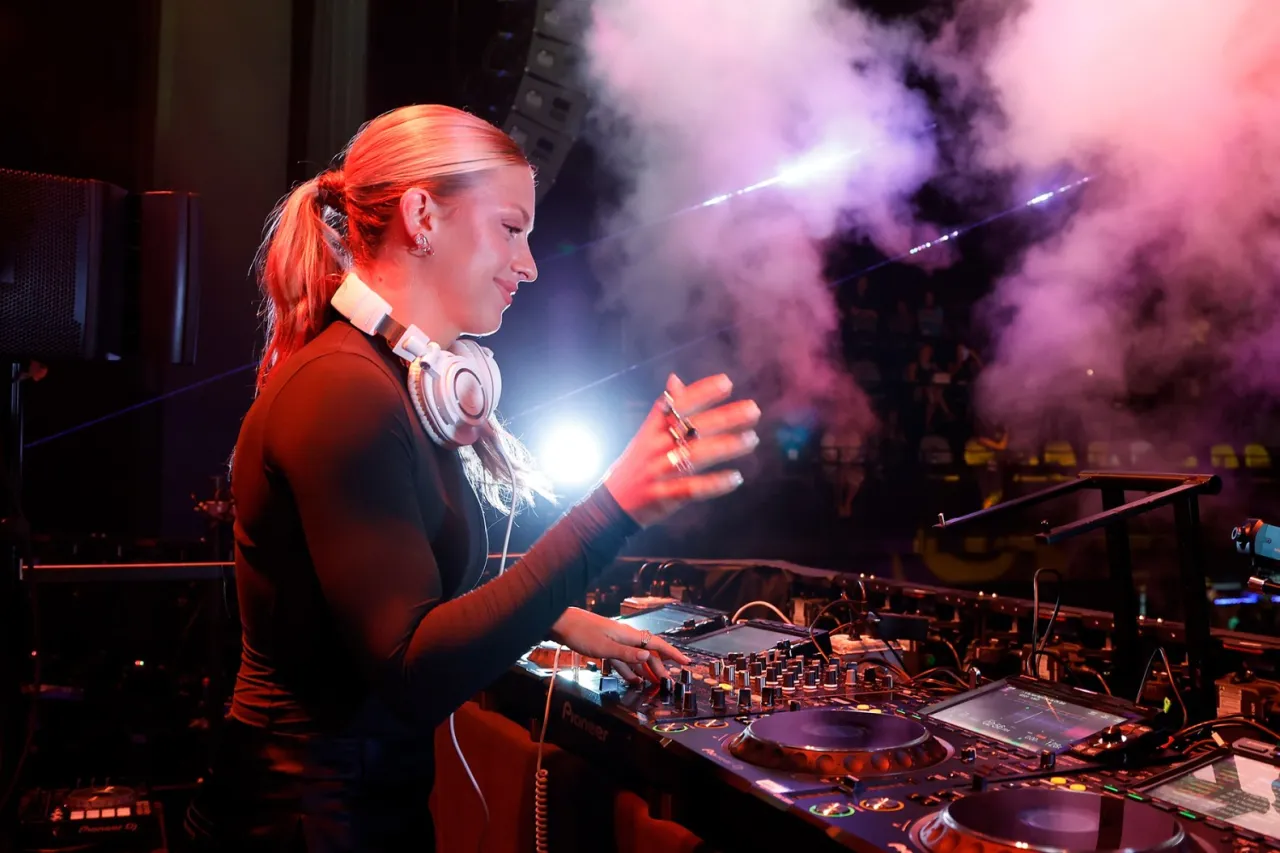 DJ promujący się w mediach społecznościowych