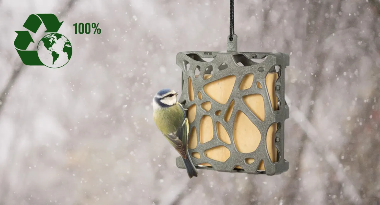 karmnik dla ptak&oacute;w z recyklingu gotowy