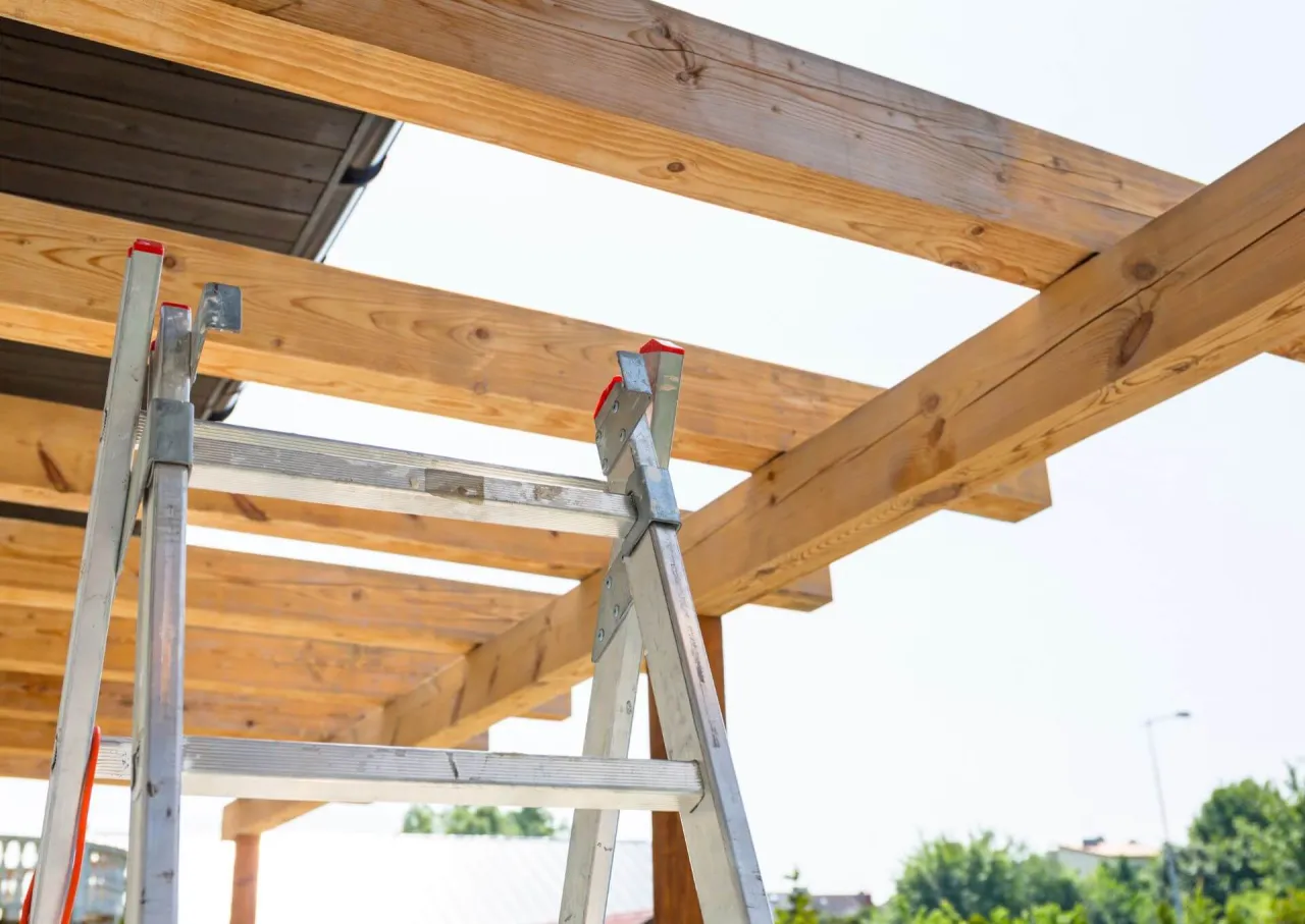 Drabina przy drewnianej konstrukcji tarasu. Zastanawiasz się, czy potrzebne pozwolenie na budowę tarasu?