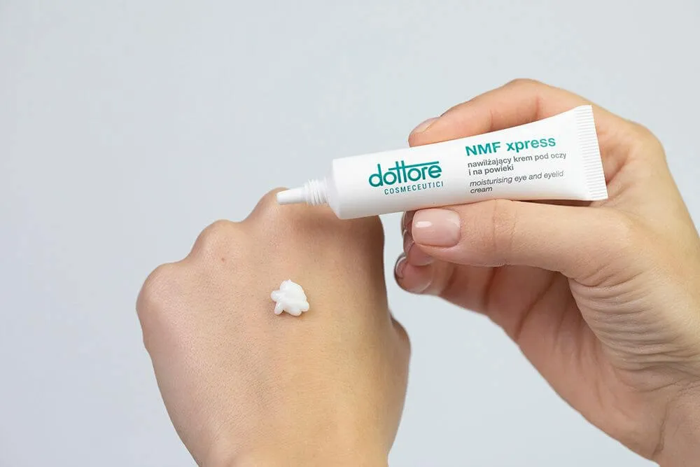krem nawilżający pod oczy aplikacja