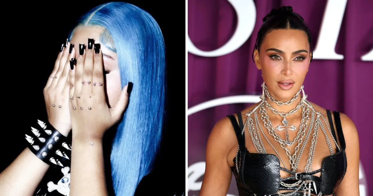 Kim Kardashian na Instagramie w stylizacji z niebieskimi włosami i w rockowym naszyjniku.