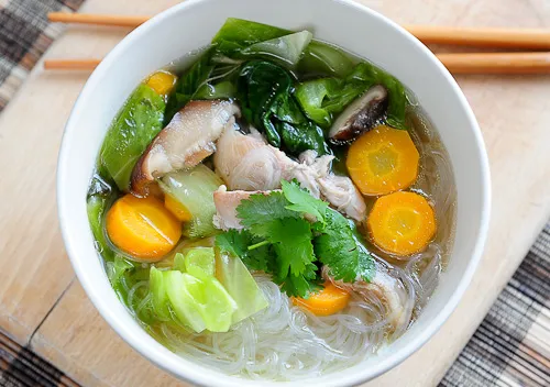 przezroczysta zupa klarowna w misce