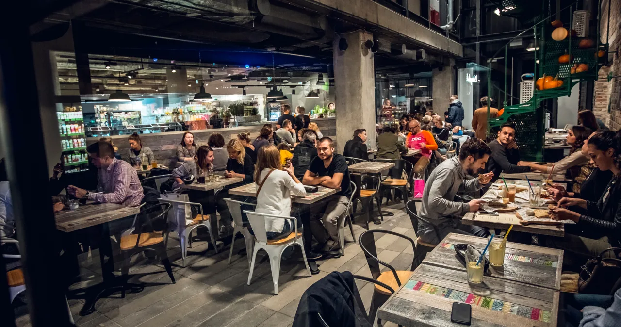 Hala Koszyki wnętrze jedzenie