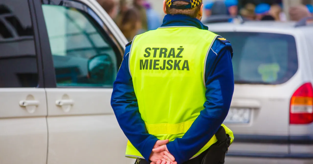 Samochód zaparkowany na osiedlu, znak droga wewnętrzna