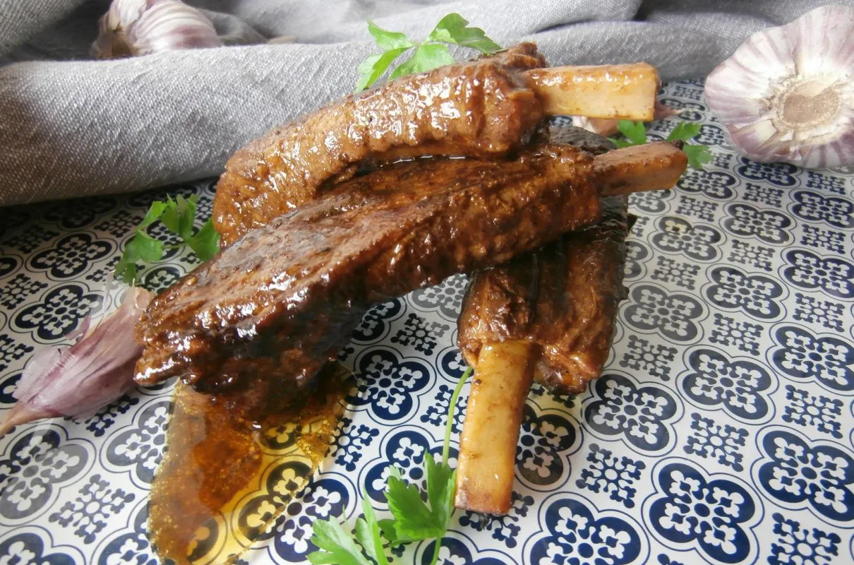 Soczyste żeberka w sosie własnym, idealne do obiadu. Pytasz, co ugotować na żeberkach? Oto inspiracja!