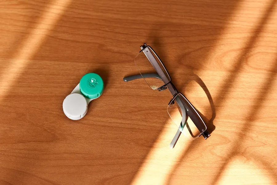 okulary, dokumenty, soczewki kontaktowe do okulisty